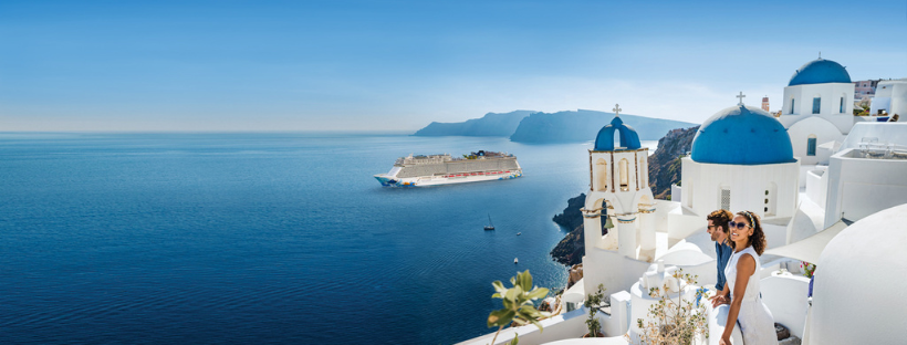 bateau de croisière avec village de Santorin